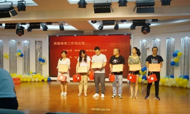 川師大實驗外國語學(xué)?！娭境沙牵賱?chuàng)輝煌