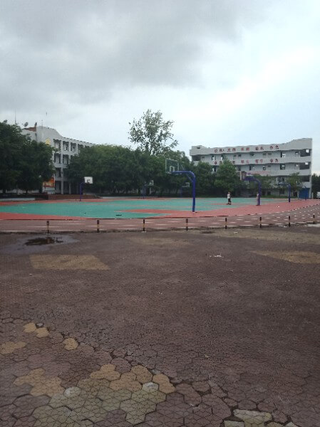地處內(nèi)江市東興區(qū)郭北鎮(zhèn)。學校依山傍水，位于清流河畔，獅子山腳下。五十多年來，以其優(yōu)良的校風、教風、學風、社會形象和獨特的辦學風格，被評為“內(nèi)江市示范性高中”、“內(nèi)江市校風示范?！?、“內(nèi)江市最佳文明單位”、“內(nèi)江市辦學水平督導評估優(yōu)秀學?！?、“內(nèi)江市體育傳統(tǒng)項目學?！?、“內(nèi)江市德育工作先進學?！?、“內(nèi)江市和諧校園”。
