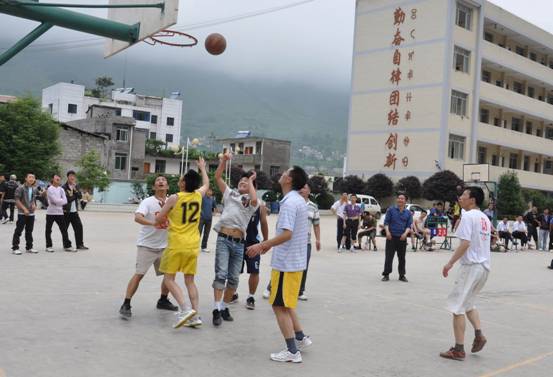 雷波民族中學(xué)地址在哪里？