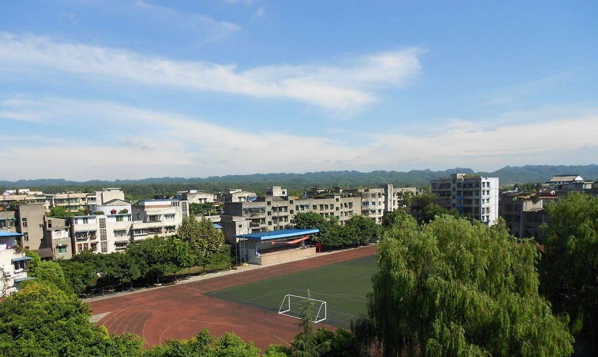青神中學(xué)校園環(huán)境好不好？