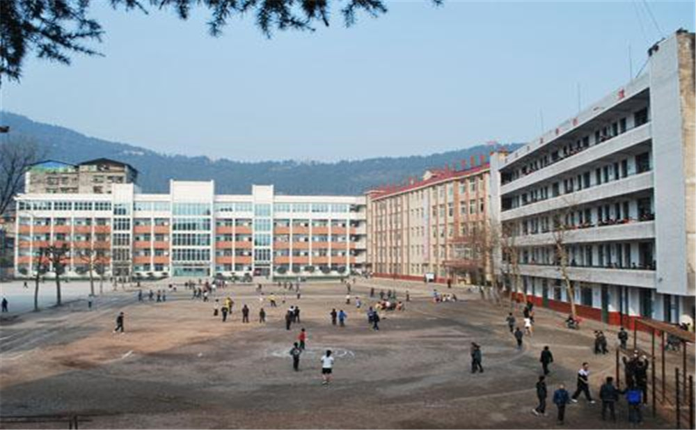 平昌縣第二中學學校環(huán)境怎么樣？