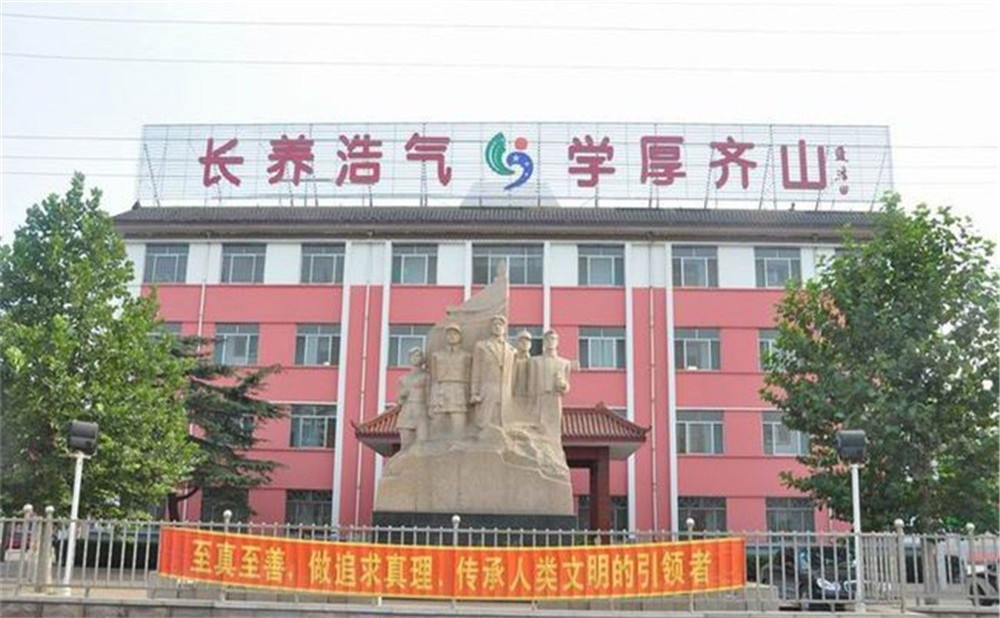 四川省榮縣長(zhǎng)山中學(xué)市公辦學(xué)校嗎？