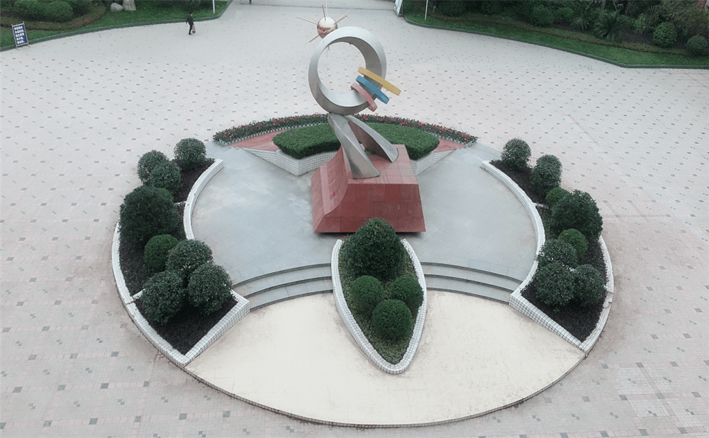 內(nèi)江六中是公辦學校嗎？