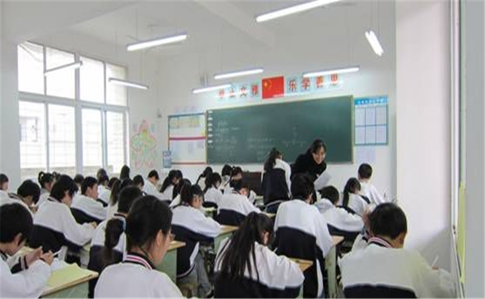 鼎山中學(xué)2020年中考錄取分?jǐn)?shù)線是多少分？