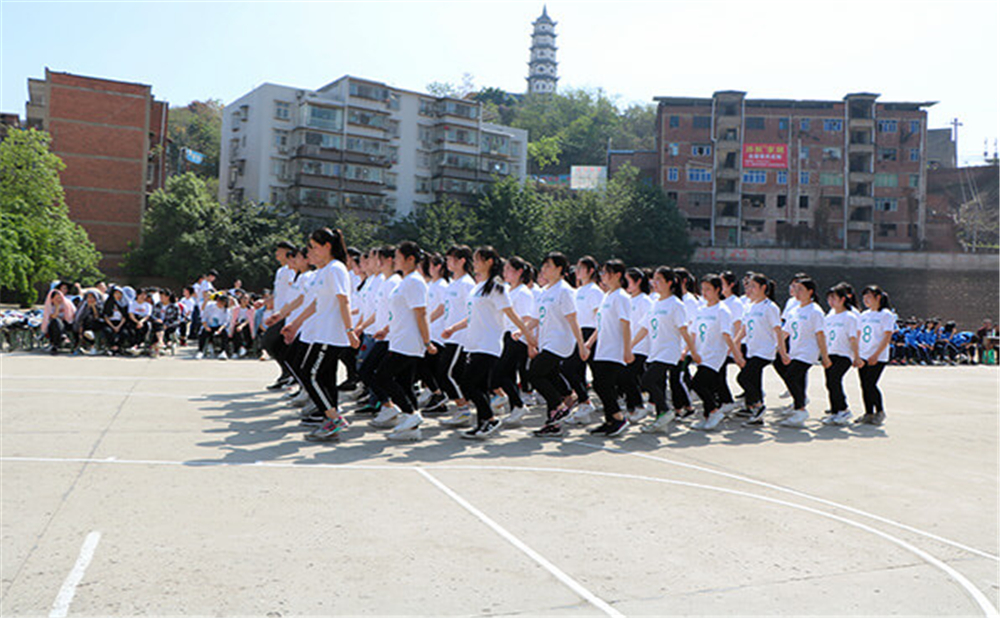 威遠縣自強中學學校詳細地址在什么地方？