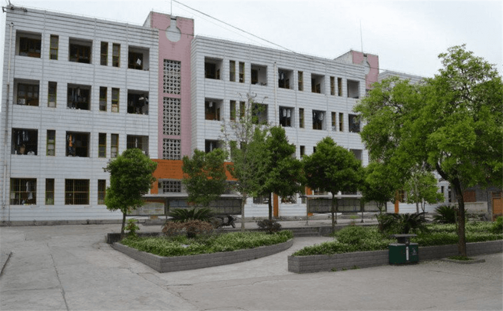 閬中市柏埡中學(xué)2020年學(xué)校學(xué)費(fèi)多少錢一年？