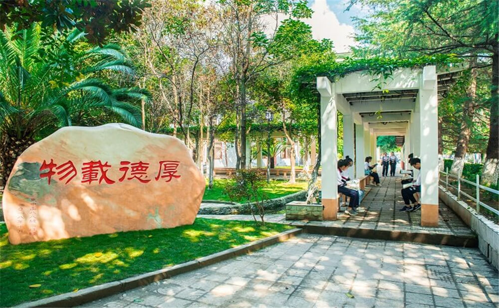 閬中東風(fēng)中學(xué)學(xué)校環(huán)境怎么樣？