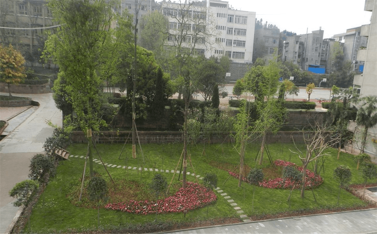 竹篙中學(xué)每年的學(xué)費是多少錢？