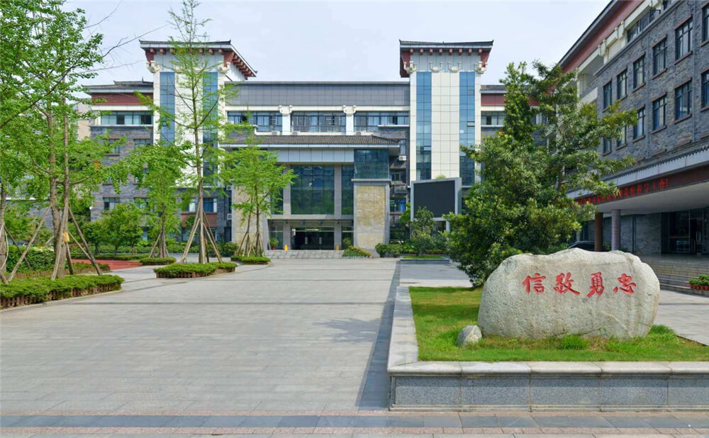 成都市西北中學(xué)外招生一年的學(xué)費(fèi)是多少錢？