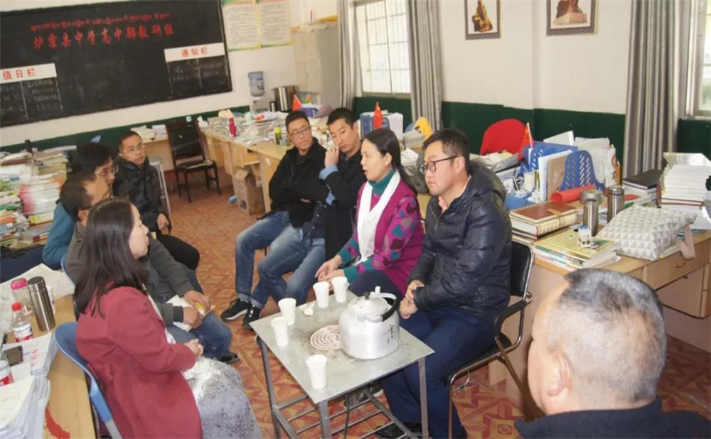 四川師范大學(xué)附屬中學(xué)外招生一年的學(xué)費是多少？