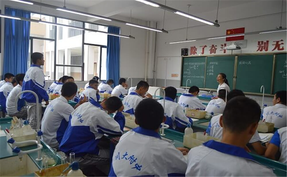 四川大學(xué)附屬中學(xué)外招生一年的學(xué)費(fèi)是多少錢？