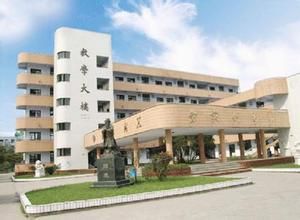 彭州中學(xué)一年的學(xué)費是多少？