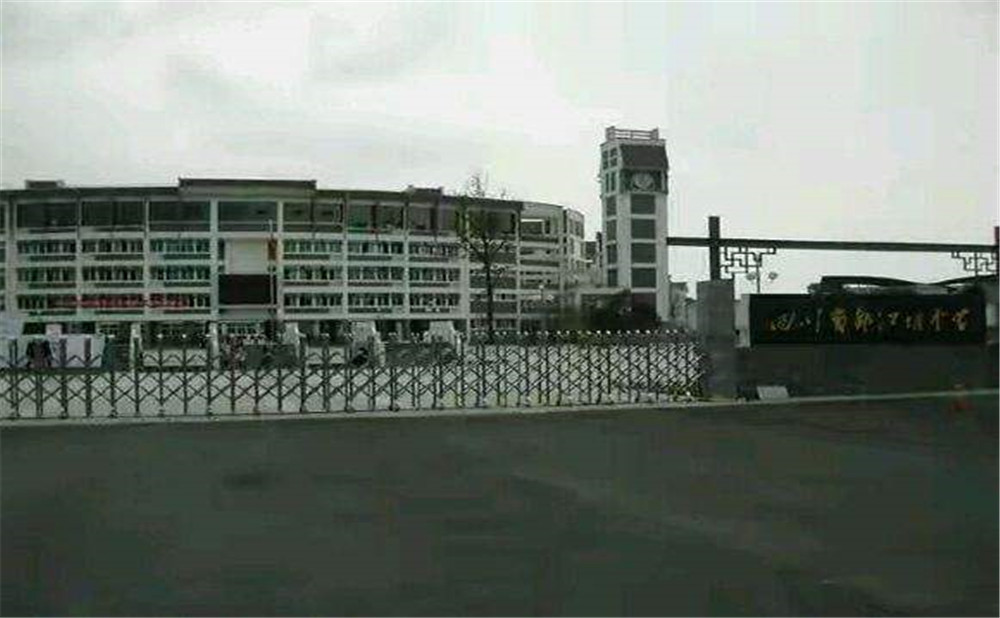 都江堰中學招生一年的學費是多少？