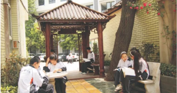 成都市第三十三中學(xué)的宿舍怎么樣？