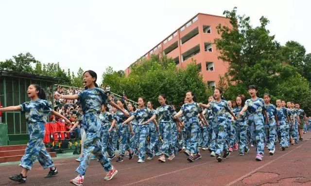 成都新世紀(jì)外國(guó)語(yǔ)學(xué)校高中一年的學(xué)費(fèi)是多少？