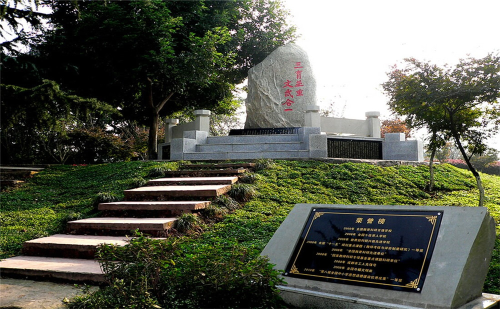 成都市龍泉中學(xué)的本科升學(xué)率是多少？