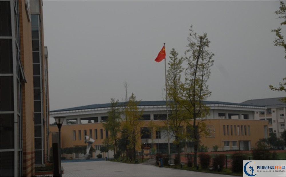 八一聚源高級中學(xué)的學(xué)費收費標(biāo)準(zhǔn)是多少？