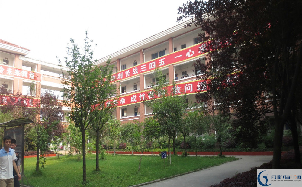 崇慶中學(xué)是怎么樣的學(xué)校？