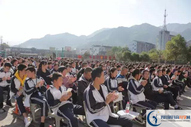安仁中學(xué)的學(xué)費(fèi)收費(fèi)標(biāo)準(zhǔn)是什么？