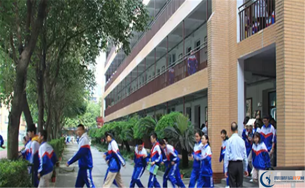 成都大學附屬中學的學費大概多少？