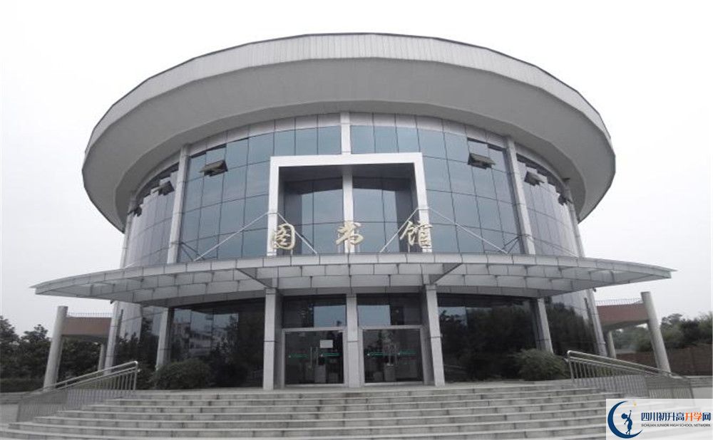 成都市龍泉中學(xué)一年的學(xué)費是多少？