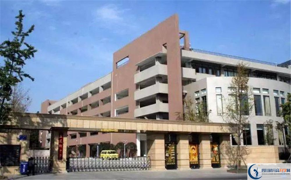 成都市田家炳中學(xué)的高中住宿好不好？