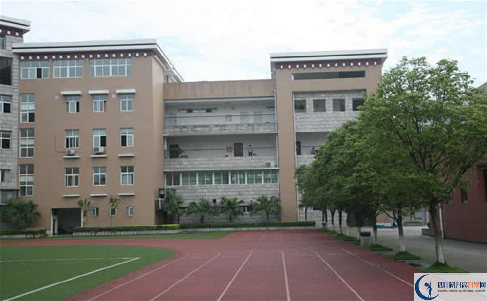 成都西藏中學(xué)一學(xué)期的學(xué)費是多少？