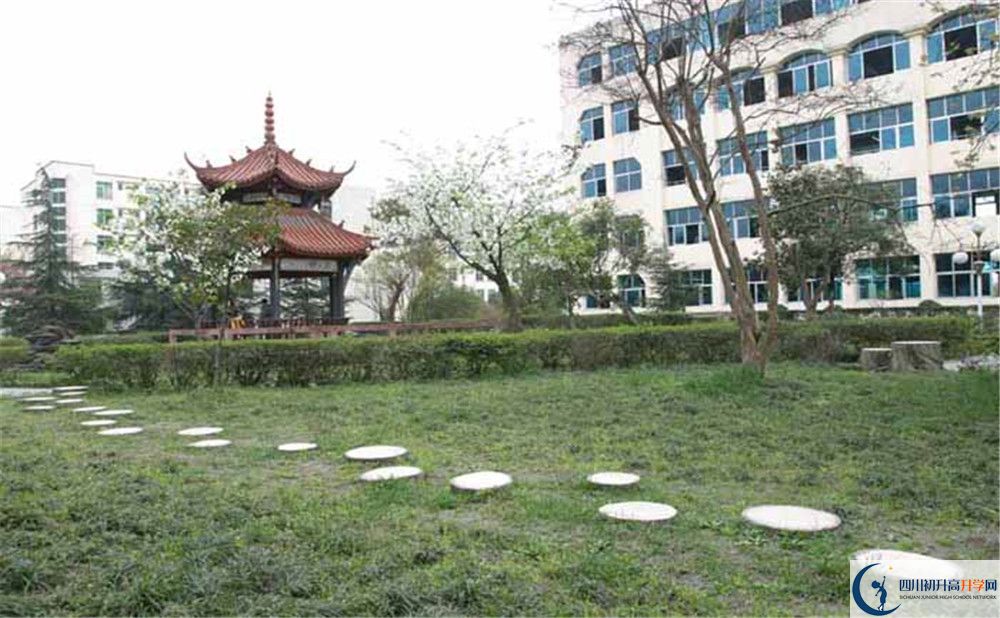 考都江堰外國語實驗學校的分數(shù)線是多少？
