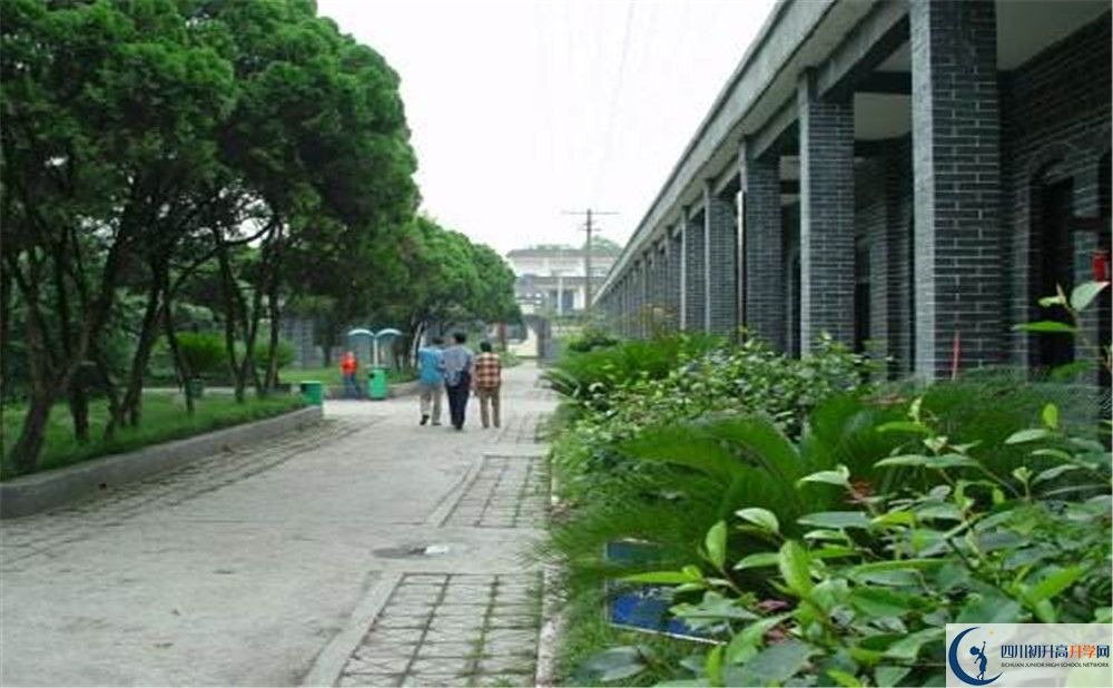 安仁中學(xué)的學(xué)費(fèi)一期是多少？