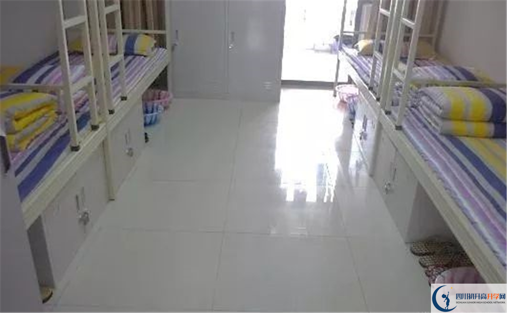 成都市第三中學(xué)住宿費(fèi)用是多少？