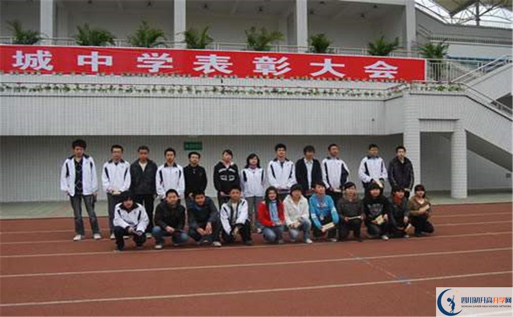 香城中學(xué)是私立還是公立學(xué)校？