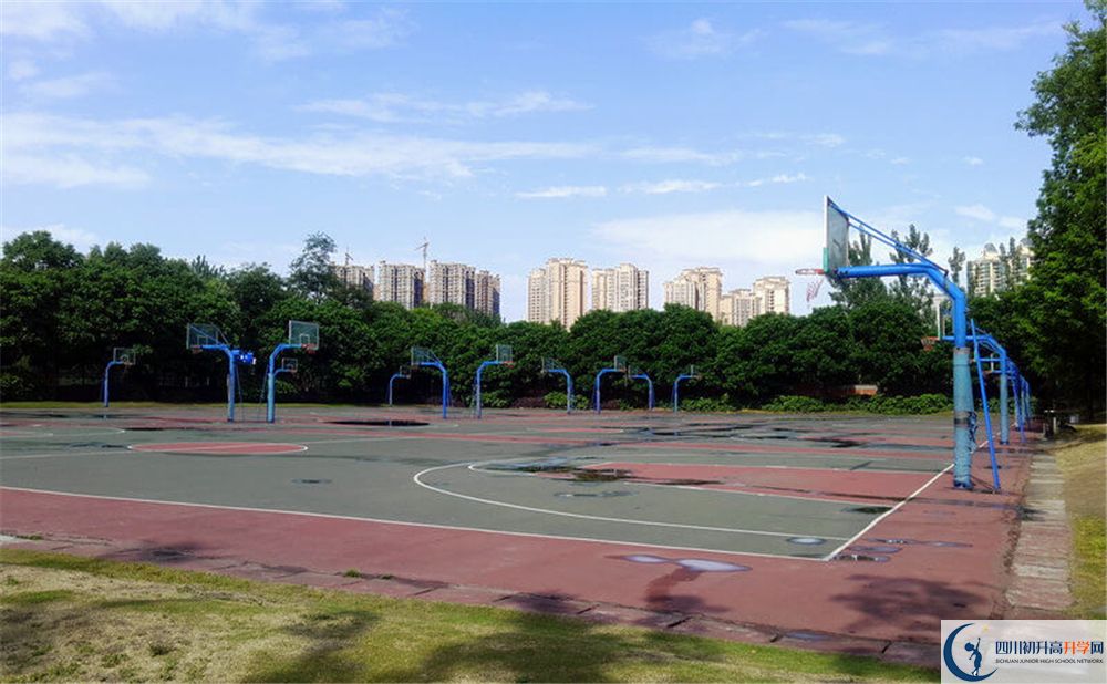 成都實驗外國語學(xué)校（西區(qū)）是重點中學(xué)嗎？