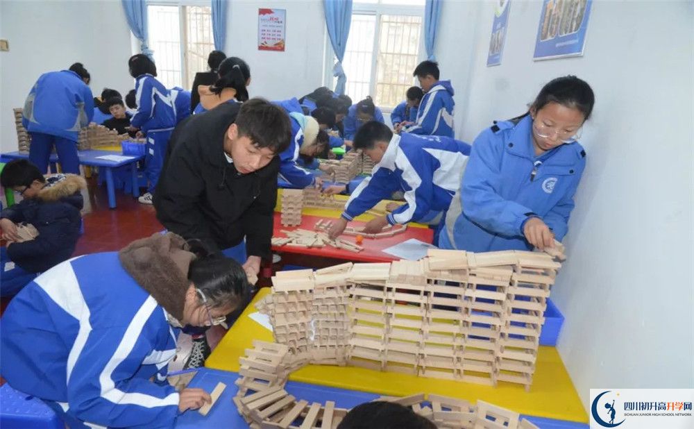 成都華西中學(xué)實驗班人數(shù)是多少？