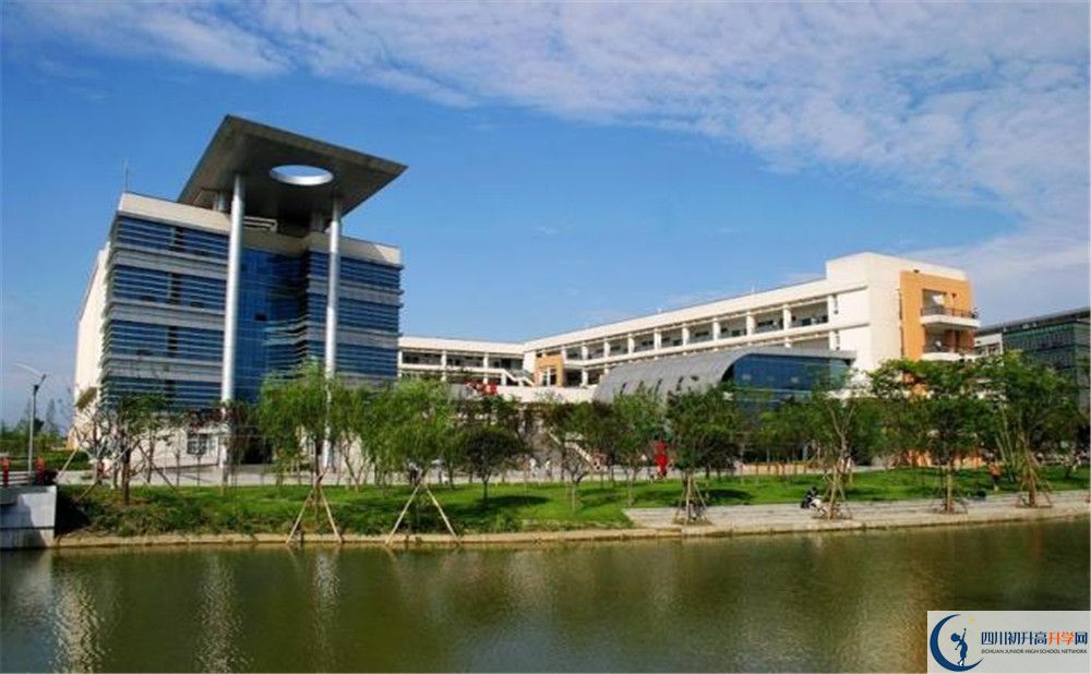 西南交通大學附屬中學在校學生總?cè)藬?shù)是多少？
