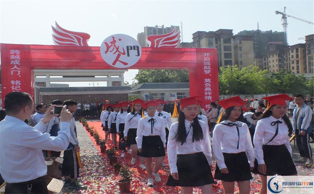 淮口中學(xué)在校學(xué)生總?cè)藬?shù)是多少？