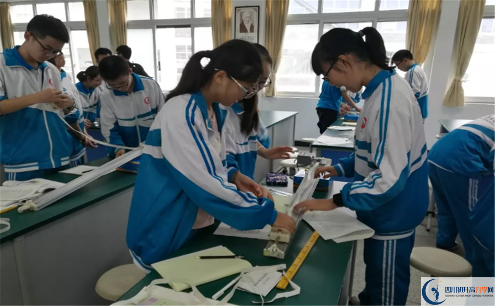 都江堰中學(xué)今年的學(xué)費怎么收取，是否變化？